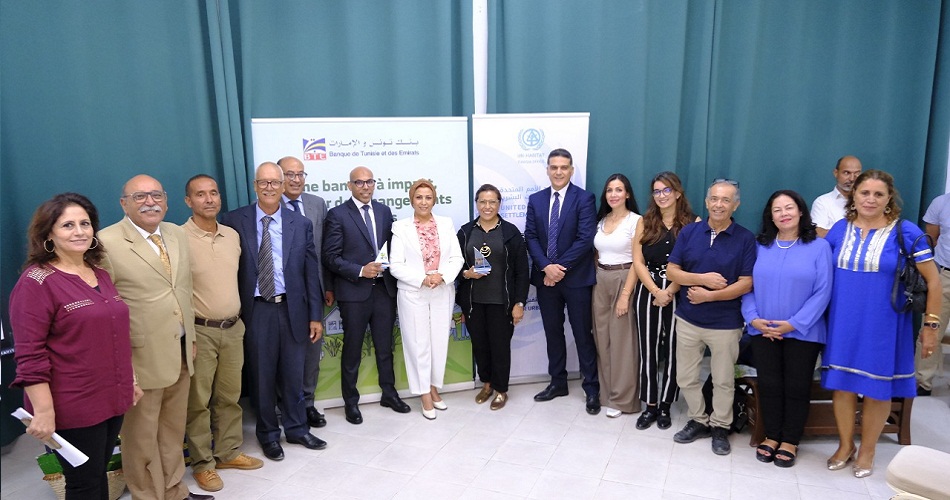 برنامج الأمم المتحدة للمستوطنات البشرية (ONU-Habitat)بتونس، بنك تونس والإمارات، والجامعة التونسية للبيئة والتنمية (FTED) يوقعون اتفاقية شراكة من أجل تعزيز الصمود والتنمية المستدامة في قرقنة.
