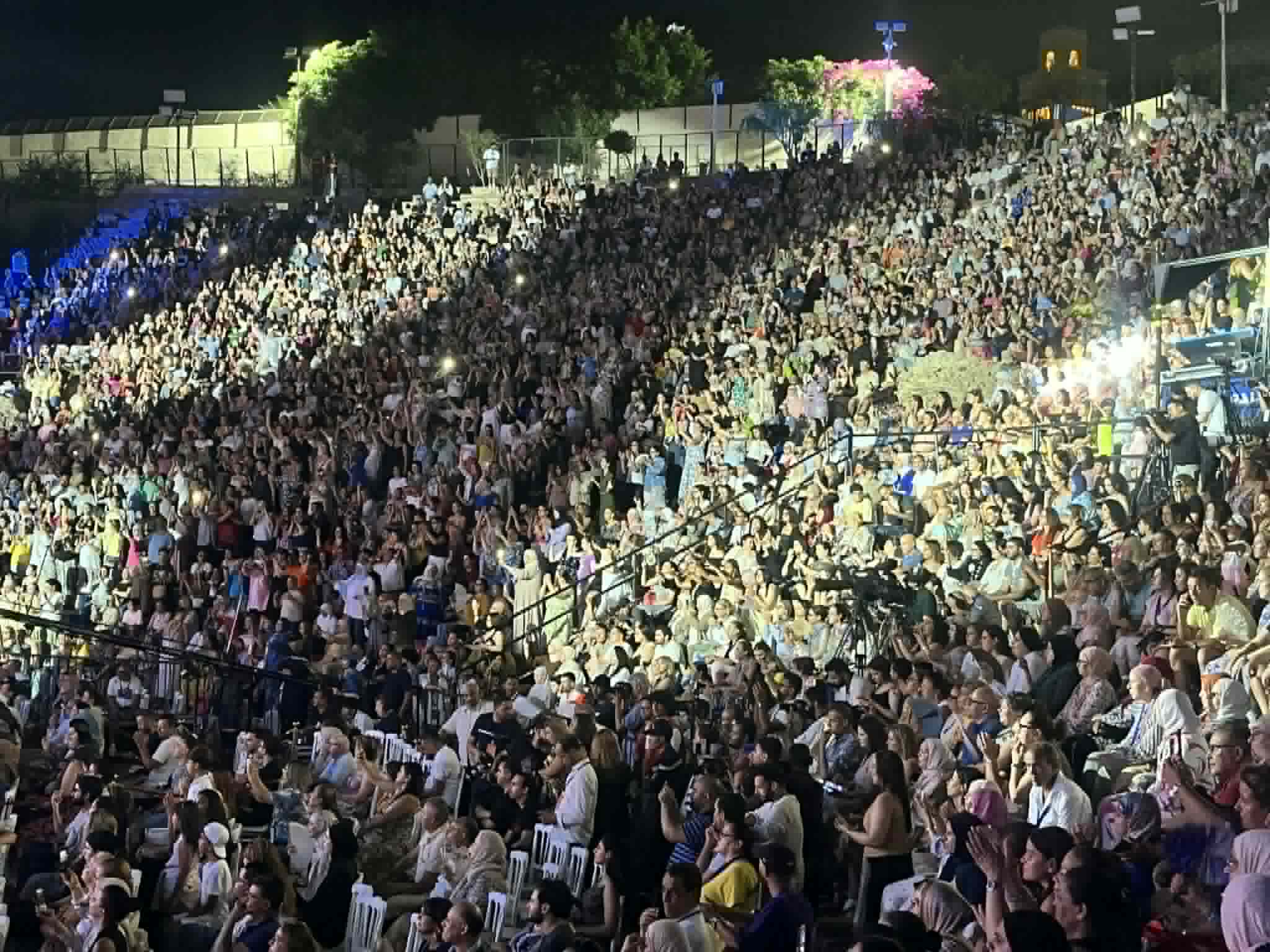 الدورة 60 لمهرجان قرطاج: يسرى محنوش تطرب جمهورها بأنماط موسيقية مختلفة 3 الدورة 60 لمهرجان قرطاج: يسرى محنوش تطرب جمهورها بأنماط موسيقية مختلفة